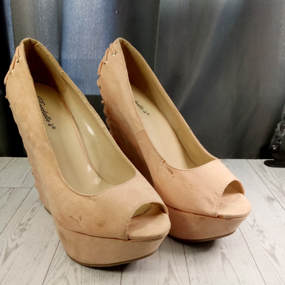 Breckelles Tan Platform Peep-Toe Shoes